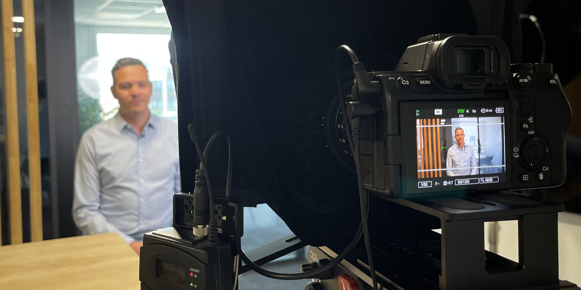 Backstage de l'enregistrement d'une interview au sujet de la téléphonie on-premise.