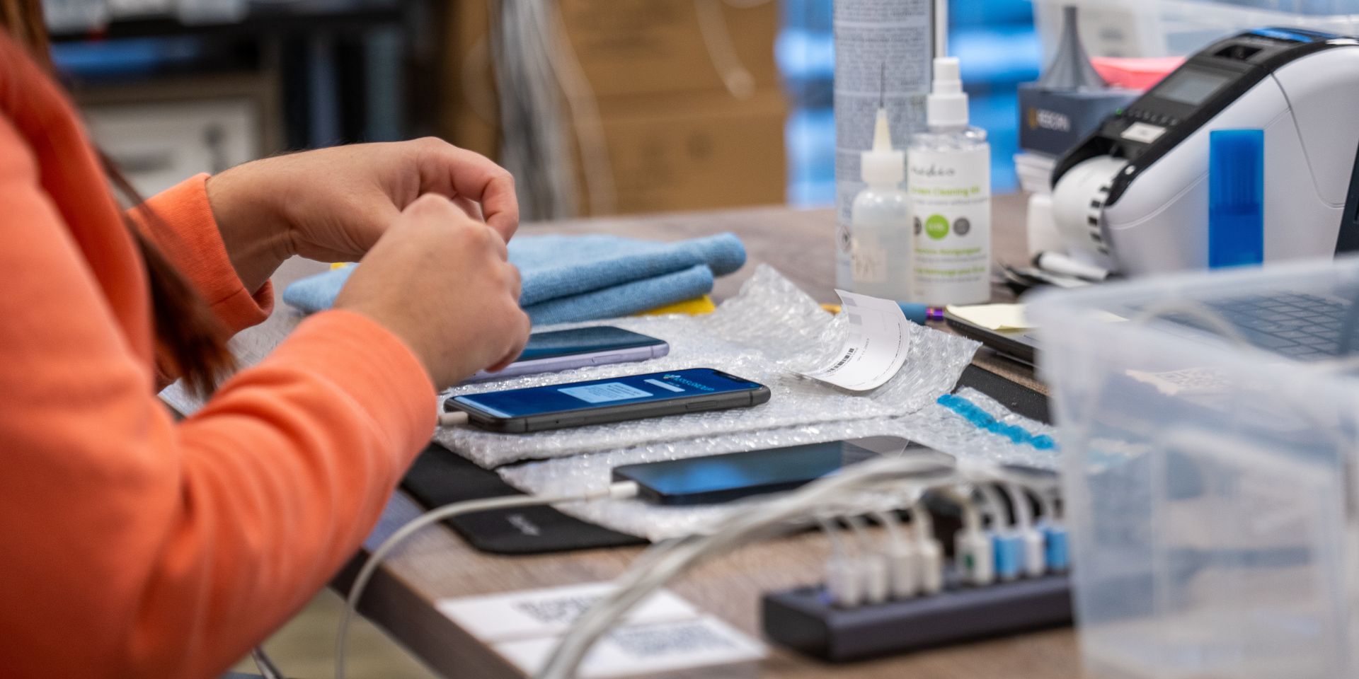 Dans l'offre de Gestion de flotte mobile de Sincrone IT, les entreprises disposent d'un Support dédié pour effectuer des déclarations de SAV et bénéficier d'un service réparation, casse, maintenance des smartphones professionnels.