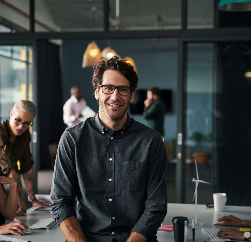 Collaborateur en entreprise souriant. Sincrone IT est le partenaire Tatinum de Bouygues Telecom Pro pour les PME et les ETI.