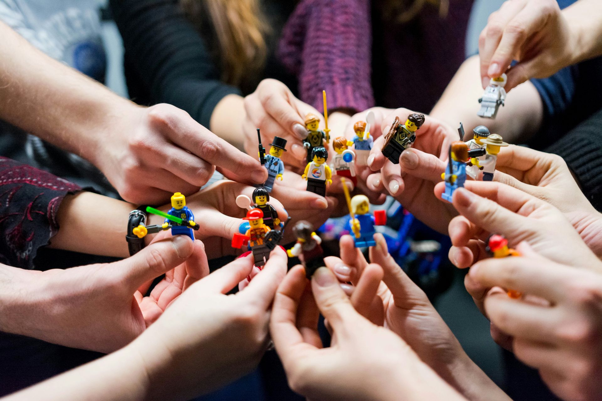 Personnes avec des figurines Lego pour représenter l'esprit d'équipe et le collectif. Page qui sommes-nous sur le site internet de Sincrone IT.