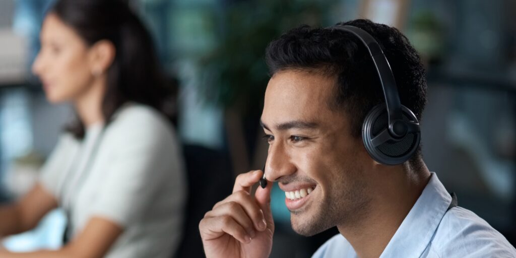 personne souriante qui répond à un appel client