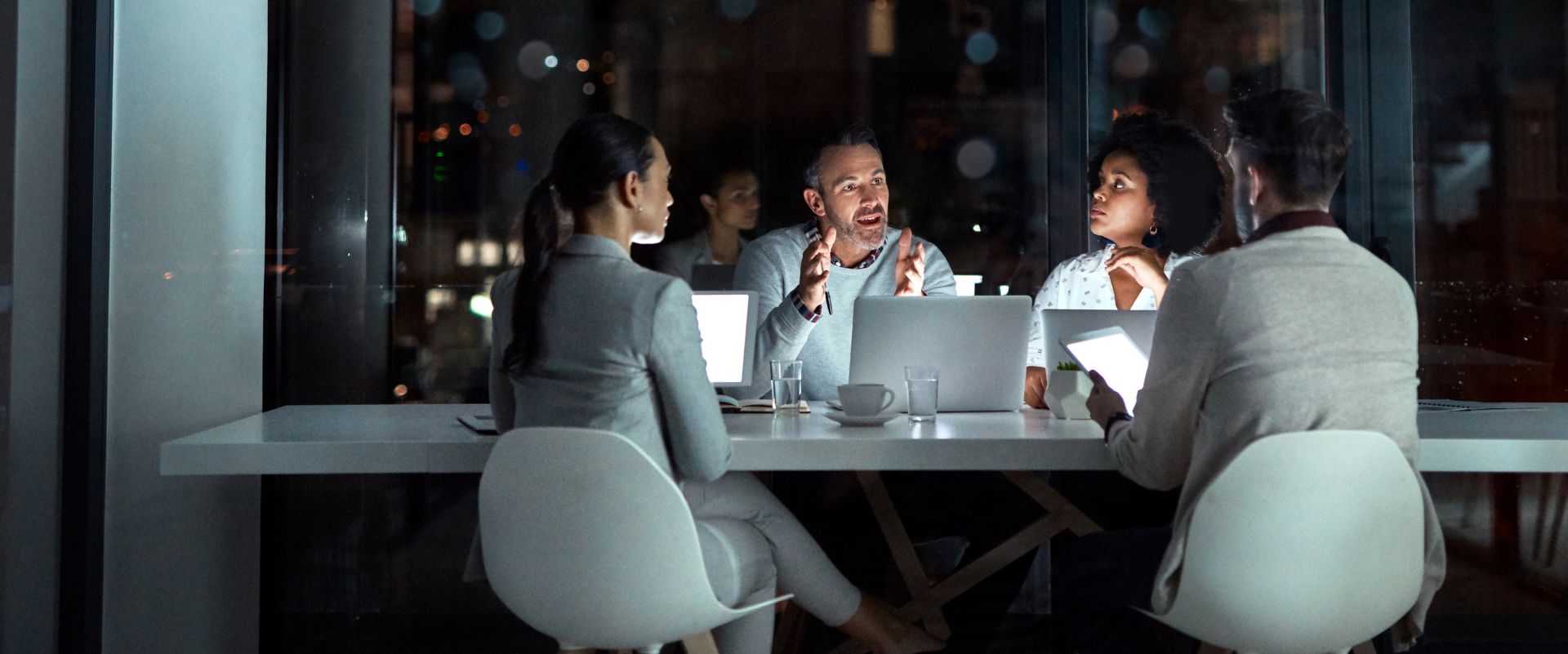 Réunion de collaborateurs en entreprise. Sincrone IT réalise des audits cybersécurité pour les PME et les ETI