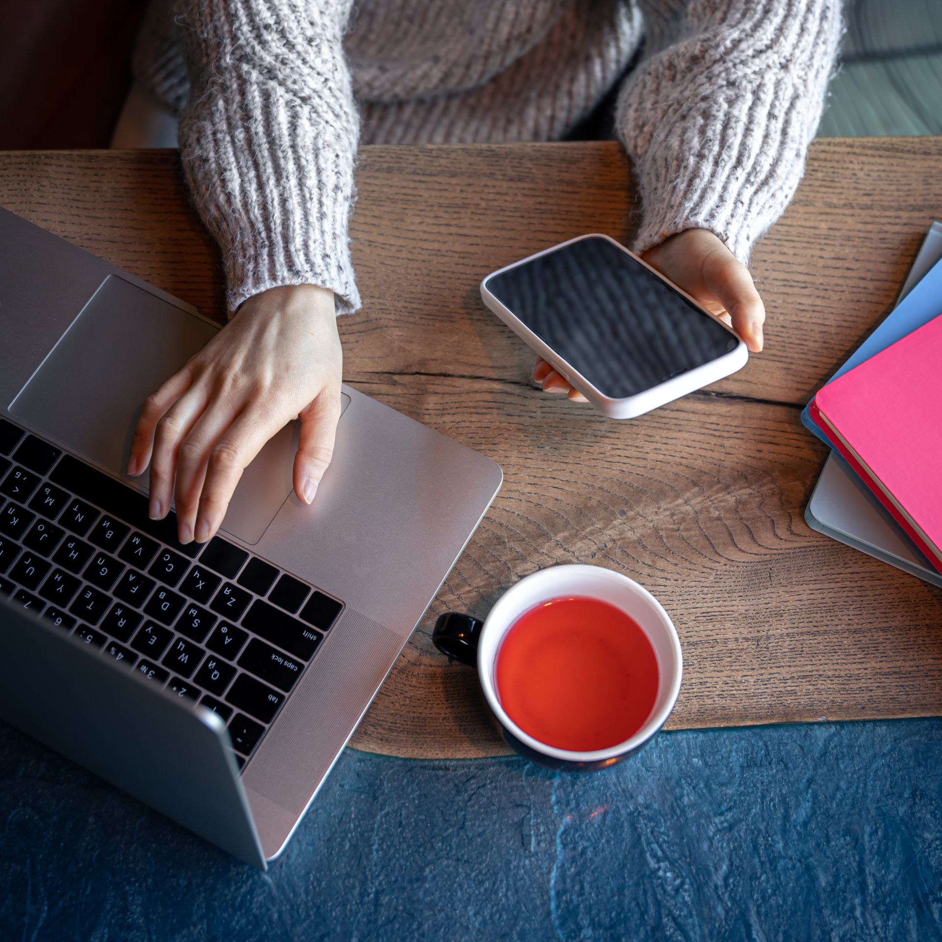 Centralisez vos échanges, fluidifiez le partage d’informations et dynamisez votre productivité grâce aux outils collaboratifs. Découvrez nos solutions de communication unifiée Sincrone IT.