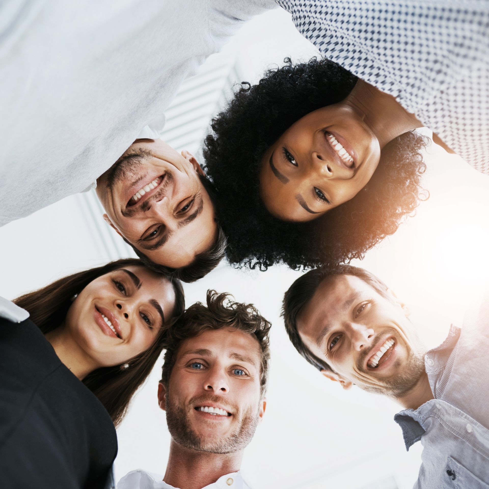 Equipe de plusieurs 5 personnes qui se regroupent pour former une équipe soudée