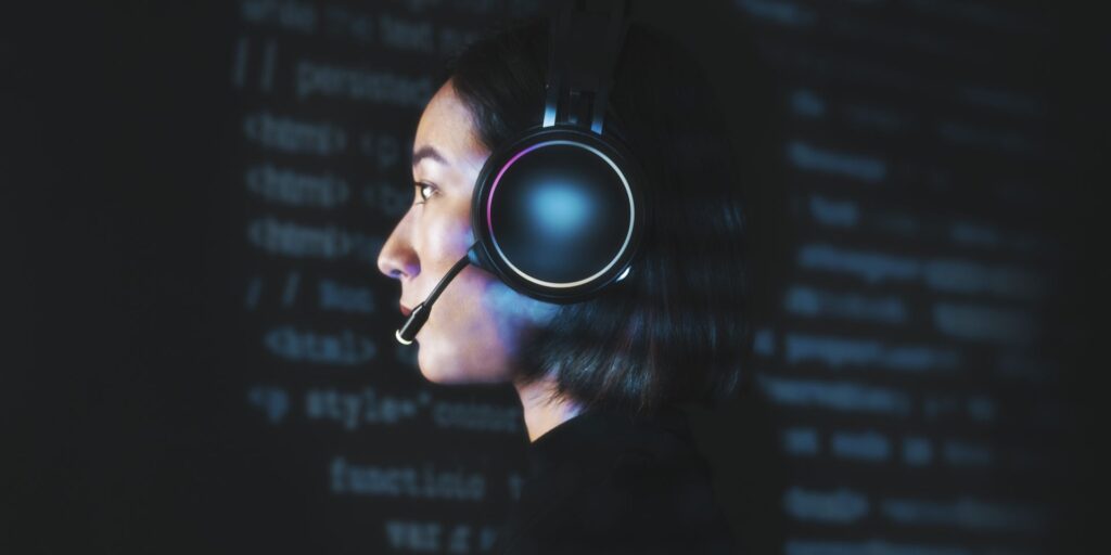 Femme Equipe IT avec un casque audio pour déchifrer un code
