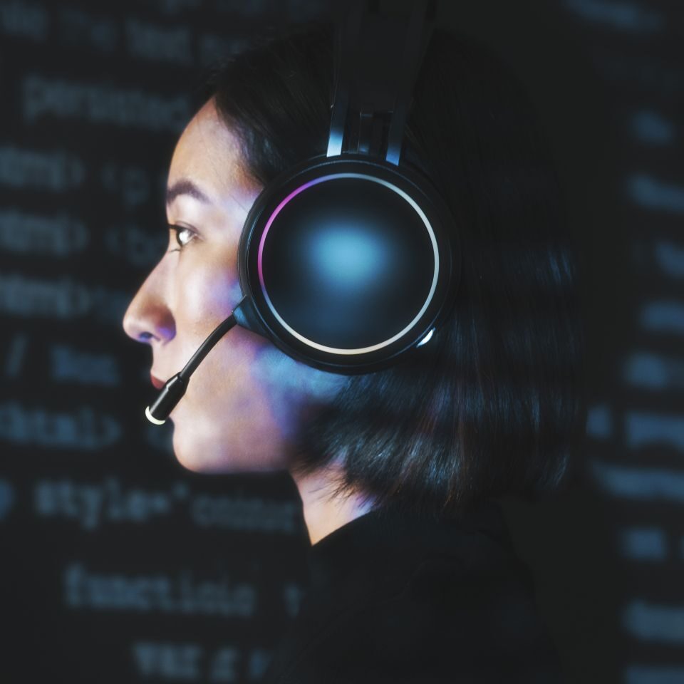 Femme Equipe IT avec un casque audio pour déchifrer un code