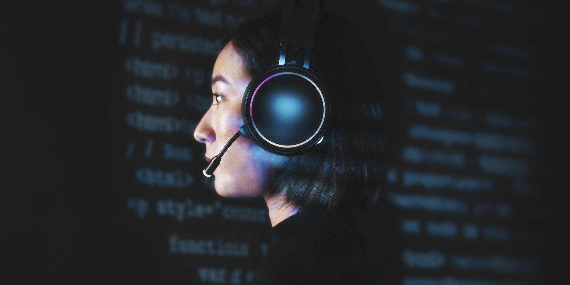Femme Equipe IT avec un casque audio pour déchifrer un code