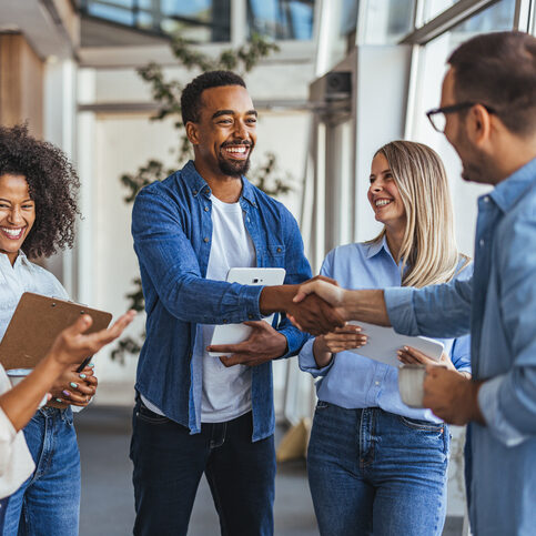 Collaborateur qui se rencontrent pour un meeting. Espace carrière de Sincrone IT. Rejoindre Sincrone IT pour devenir un expert en informatique et télécoms.