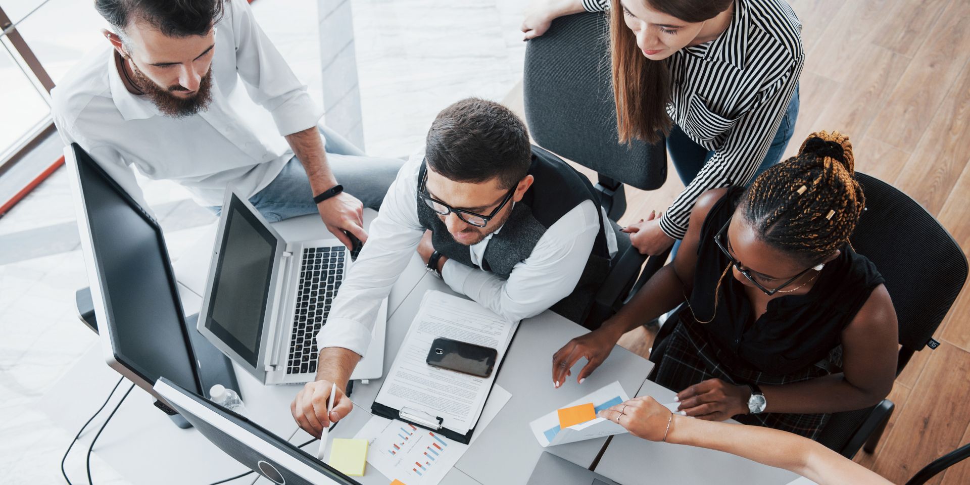 Photo groupe de personne en réunion de travail d'infogérance informatique