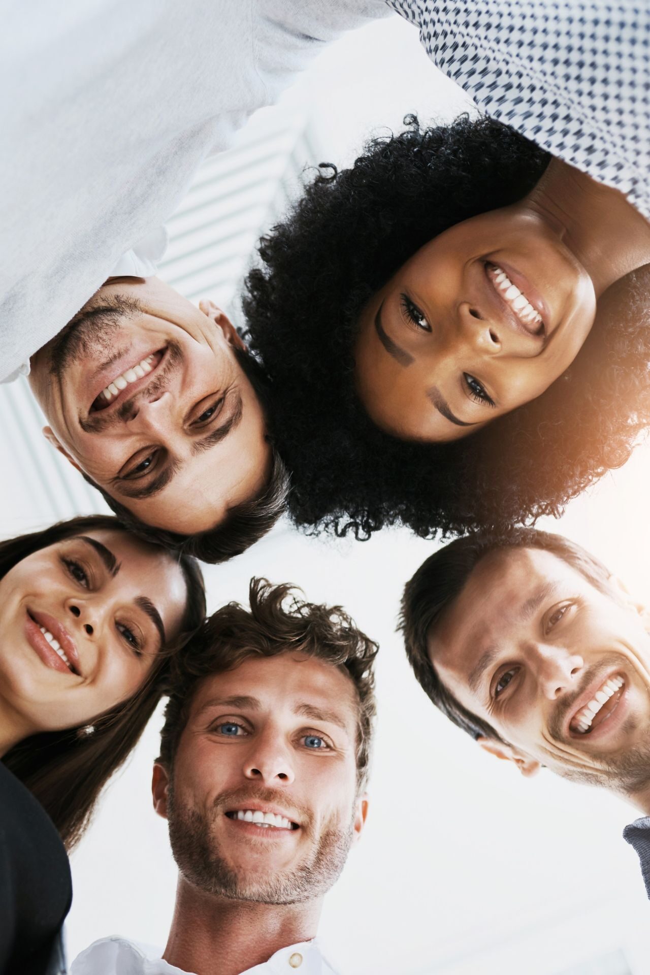 Equipe de plusieurs 5 personnes qui se regroupent pour former une équipe soudée