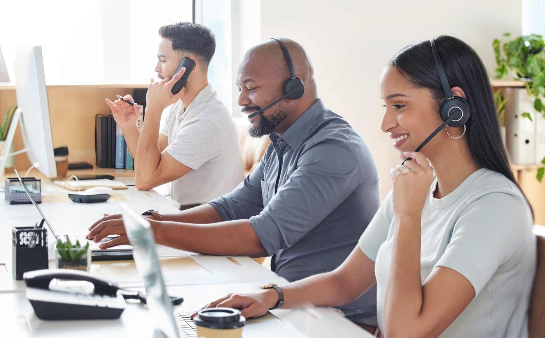 équipe de call center au téléphone avec des casques audio.