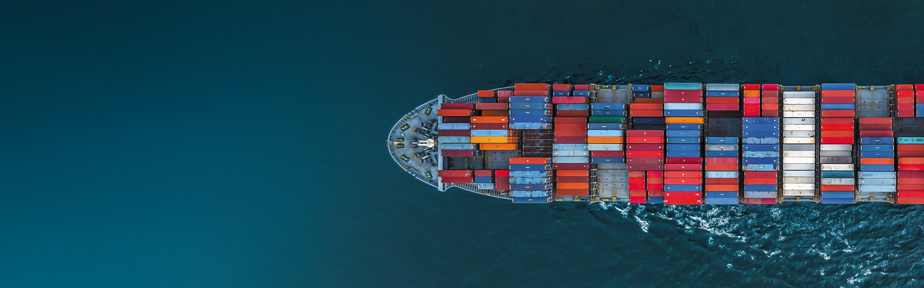 Photo d'un bateau de transport porte-conteneurs vu du ciel