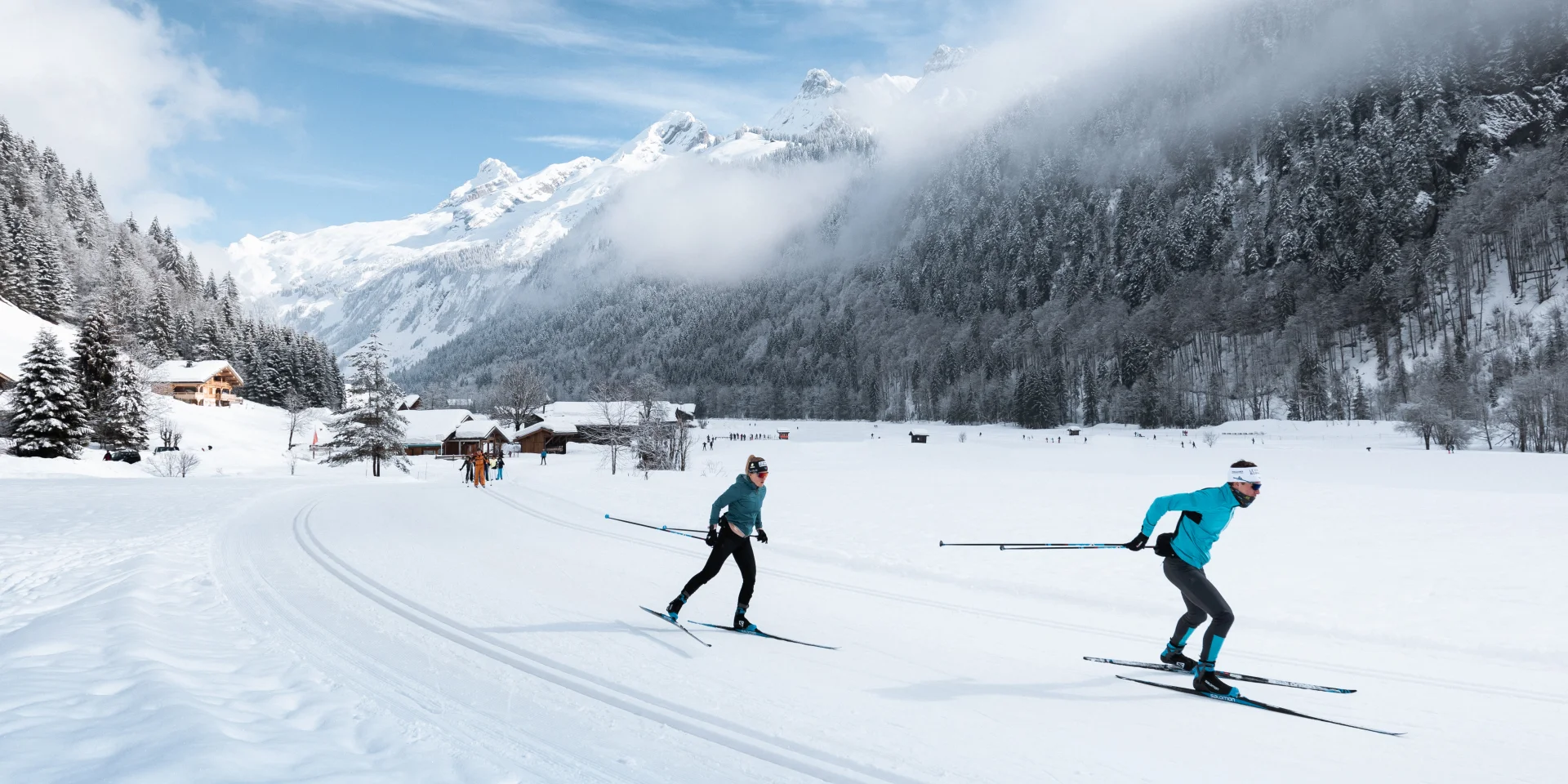 Photo de la station de ski de fond du Grand Bornand avec deux fondeurs.