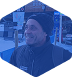Photo portrait de Manu Bisson au format losange avec un filtre bleu
